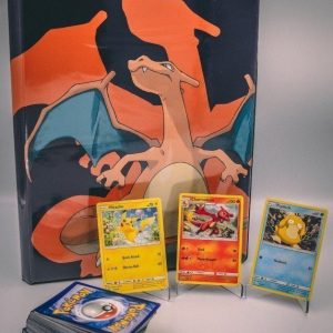 Pokemons lille pakkeløsning med Pokémonkort, en stor Pokémonmappe