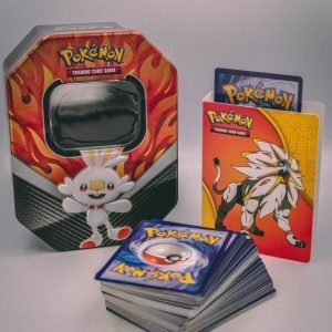 Pokemons lille pakkeløsning med Pokémonkort, mini mappe og tinbox